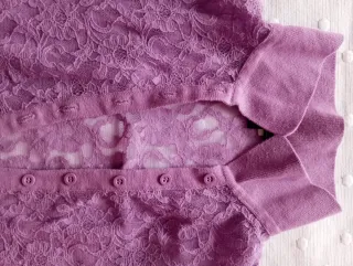 Camisa de encaje morada con escote.