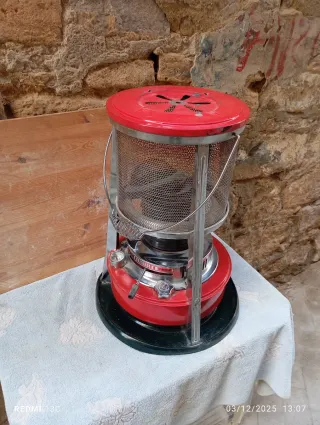 Stufa a petrolio rossa e argento