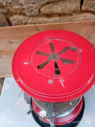 Stufa a petrolio rossa e argento