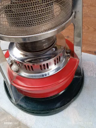 Stufa a petrolio rossa e argento