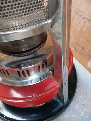 Stufa a petrolio rossa e argento