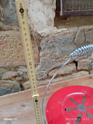 Stufa a petrolio rossa e argento