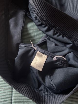 Top sportivo Adidas blu con righe diagonali