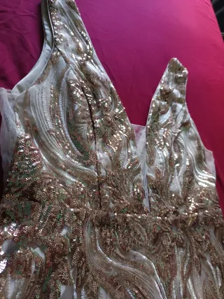 Vestido de fiesta champán con lentejuelas
