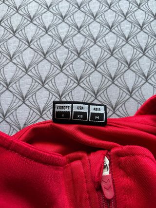 Chaqueta Hummel de deporte.