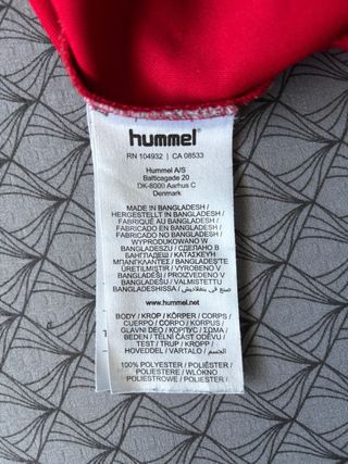 Chaqueta Hummel de deporte.