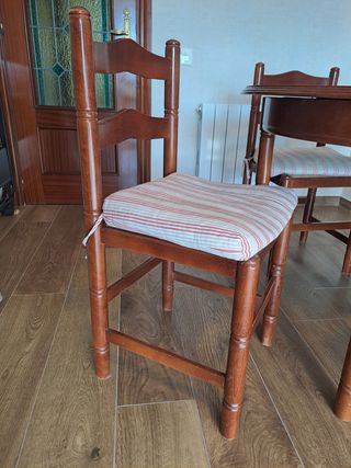 Mesa y 4 sillas de madera.