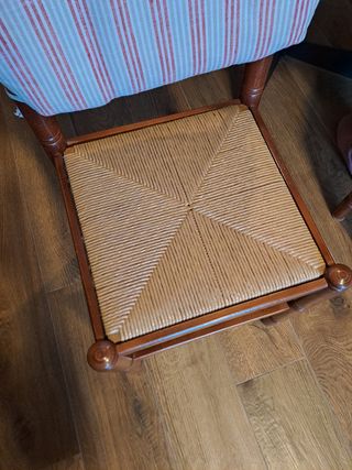 Mesa y 4 sillas de madera.