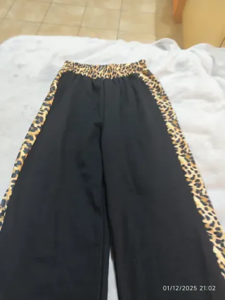 Pantalón ancho negro con estampado animal print