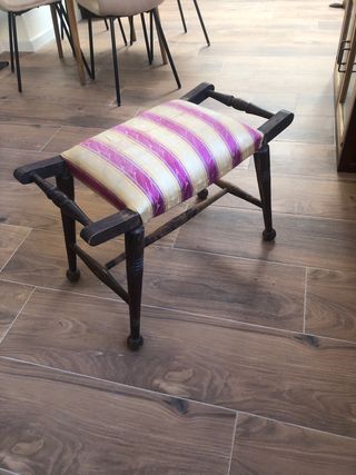 Taburete antiguo tapizado rayas rosa
