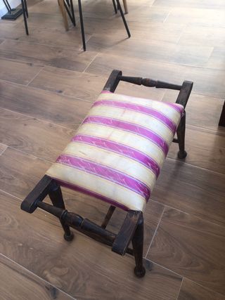 Taburete antiguo tapizado rayas rosa