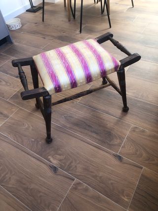 Taburete antiguo tapizado rayas rosa