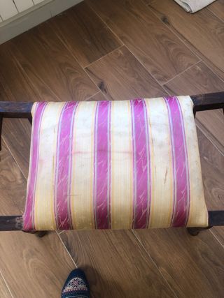 Taburete antiguo tapizado rayas rosa