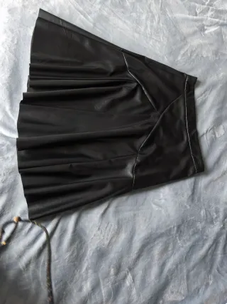 Falda polipiel negra