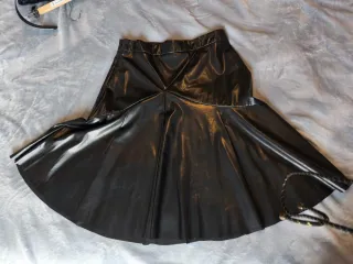 Falda polipiel negra