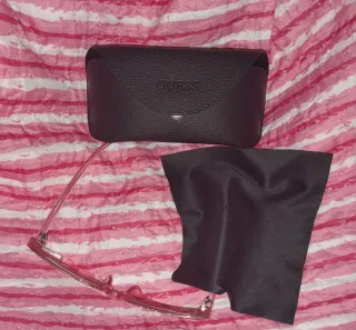 Gafas Guess con funda y paño. Regalo nunca usado