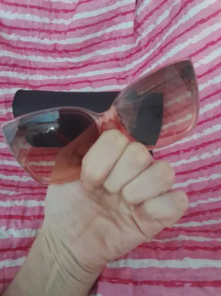 Gafas Guess con funda y paño. Regalo nunca usado