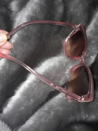 Gafas Guess con funda y paño. Regalo nunca usado