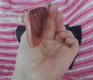 Gafas Guess con funda y paño. Regalo nunca usado