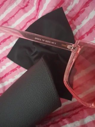 Gafas Guess con funda y paño. Regalo nunca usado