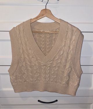 Chaleco de punto beige trenzado