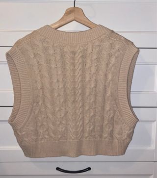 Chaleco de punto beige trenzado