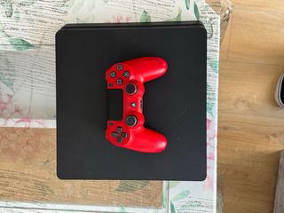 Consola PS4 Slim Negra + Mando Rojo