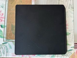 Consola PS4 Slim Negra + Mando Rojo