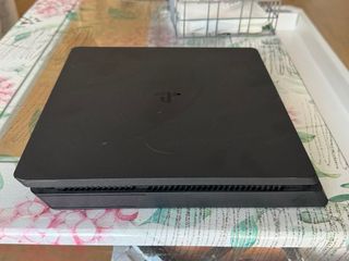 Consola PS4 Slim Negra + Mando Rojo