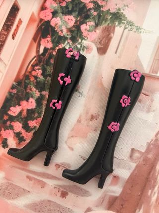 Stivali Barbie Vintage Neri con Fiori Rosa
