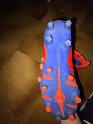 Botas de fútbol rojas y azules talla 32