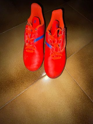 Botas de fútbol rojas y azules talla 32
