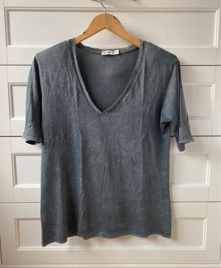 Camiseta gris cuello pico