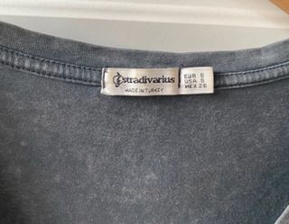 Camiseta gris cuello pico