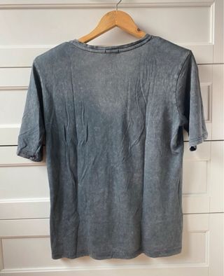 Camiseta gris cuello pico