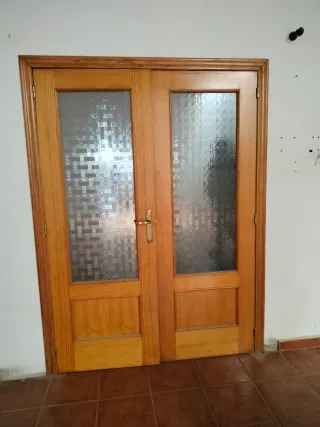 Diferentes Puertas de madera con cristal