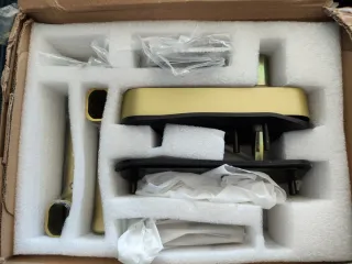 Cerradura inteligente dorada