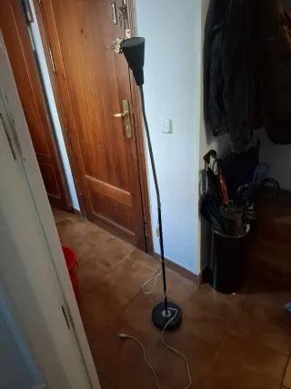 Lámpara de pie Ikea negra