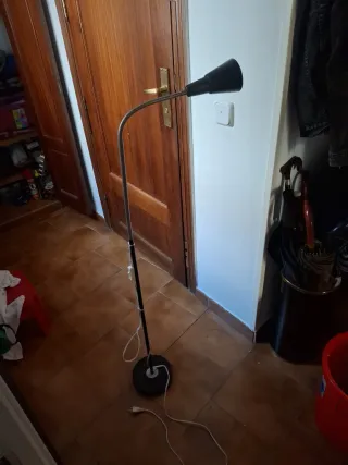 Lámpara de pie Ikea negra