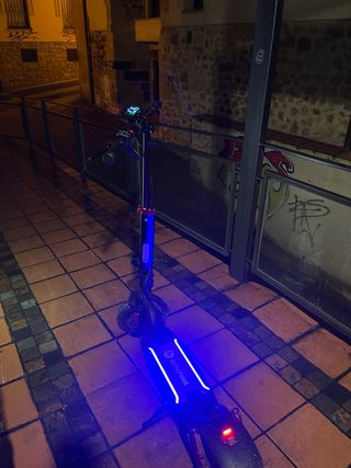 Patinete eléctrico con luces LED