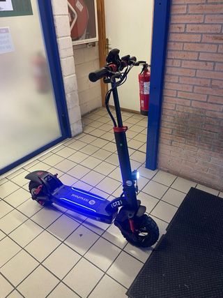 Patinete eléctrico con luces LED