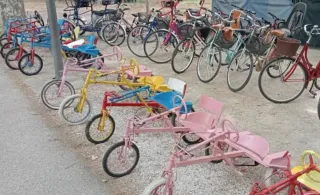 Grilli a pedali colorati