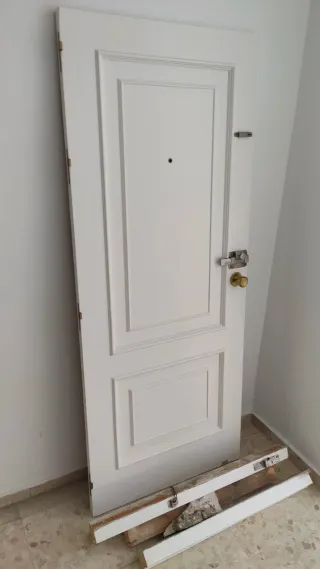 Puerta de madera de entrada