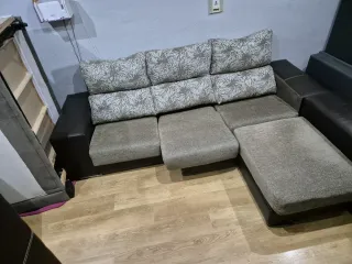 Sofá cama chaise longue con 2 puffs