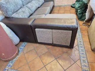Sofá cama chaise longue con 2 puffs