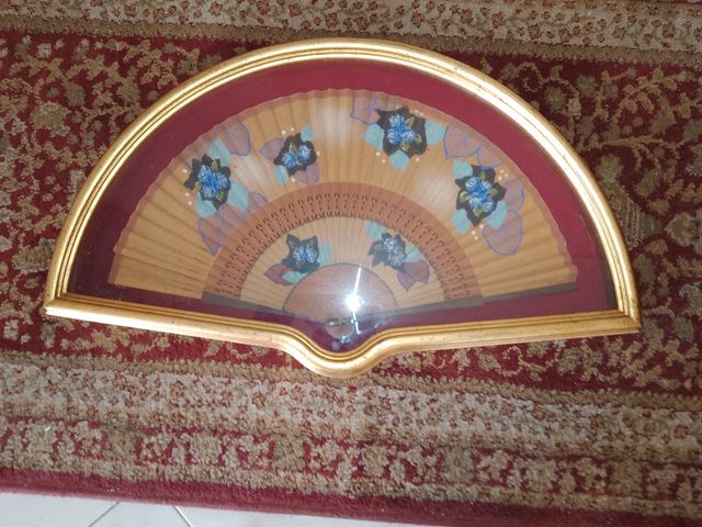 Ventaglio in teca con cornice dorata