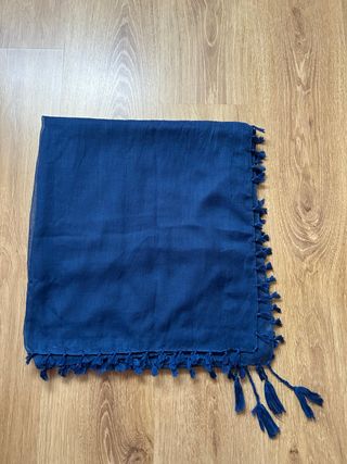Fular azul con flecos