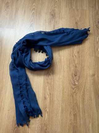 Fular azul con flecos