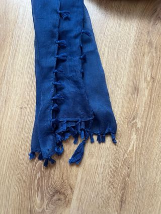 Fular azul con flecos