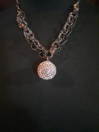 Collana con pendente sferico glitter